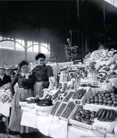 1900年巴黎中央市场卖水果的劳动妇女