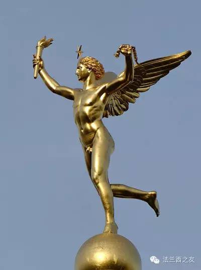 七月柱顶端的自由之神铜像