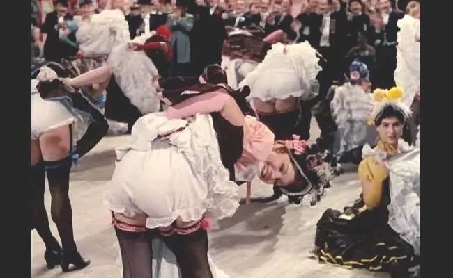 康康舞表演动作细节