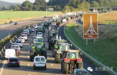 2015年7月：废旧轮胎堆在公路上