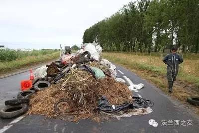 警察总局门口被冲击