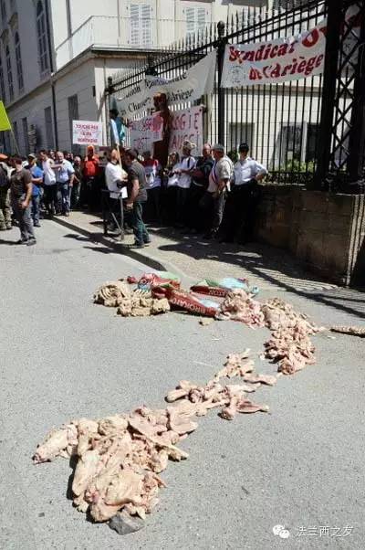 拆毁交通指示牌