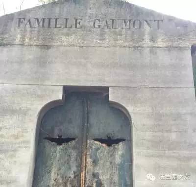 铁门上镂空的两只蝙蝠