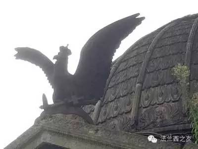 踩着十字架与钉子的展翅雄鹰