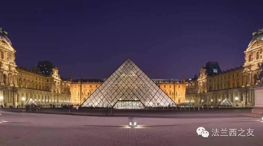 充满神秘色彩的卢浮宫玻璃金字塔