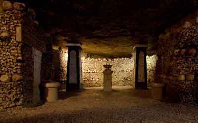 揭秘巴黎地下墓穴：白骨堆砌的尊严