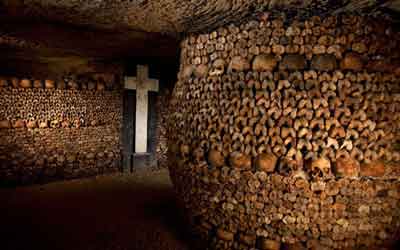 揭秘巴黎地下墓穴：白骨堆砌的尊严