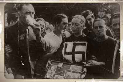 战后清算法奸中的羞辱场景二