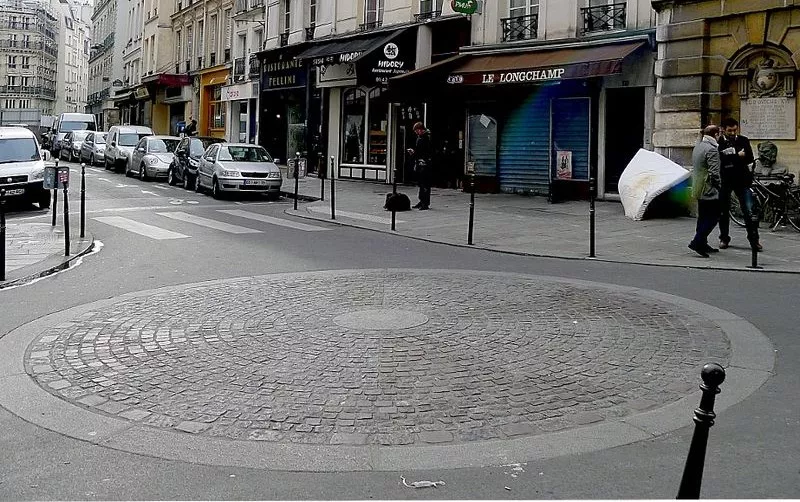 路口地面的十字标记