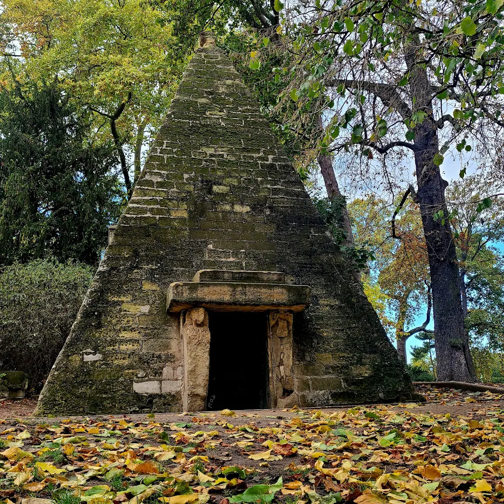 蒙梭公园秋日金字塔