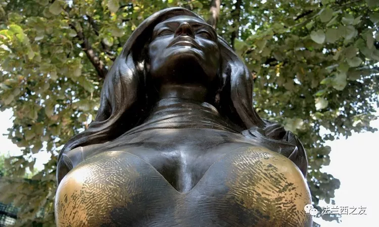 达利达半身铜像