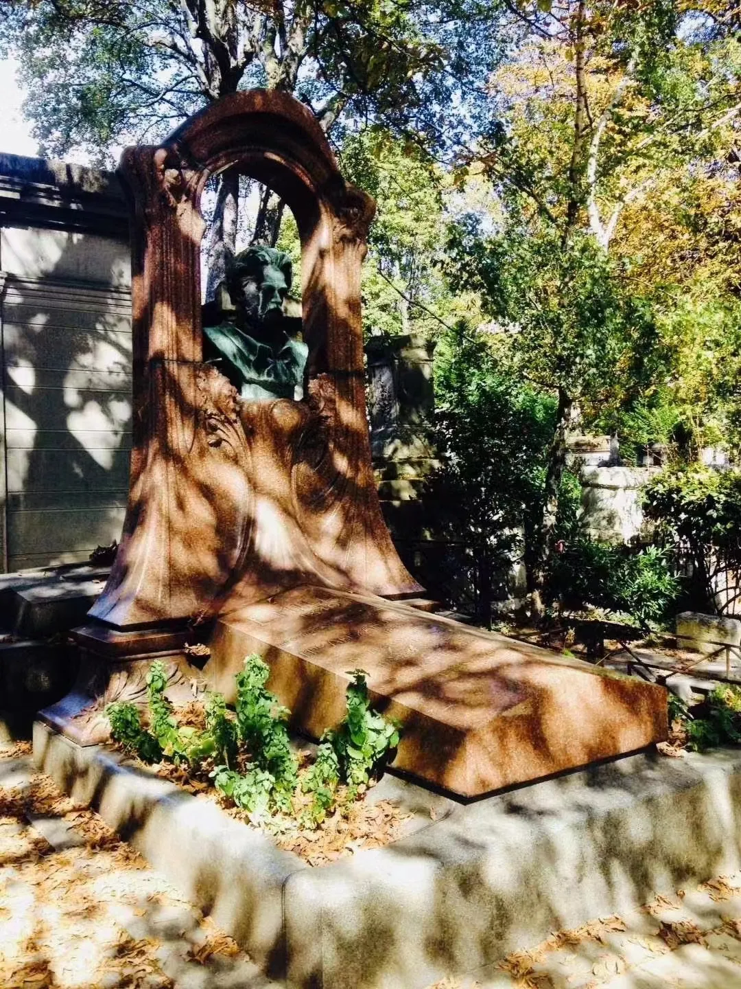 蒙马特公墓绿荫·流亡者与旅居者的永恒故乡