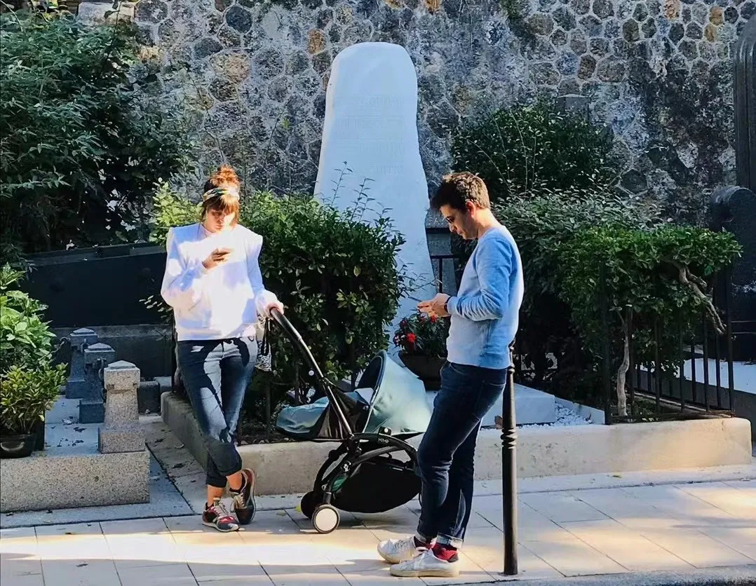 年轻家庭漫步墓园·生机勃勃的蒙马特公墓