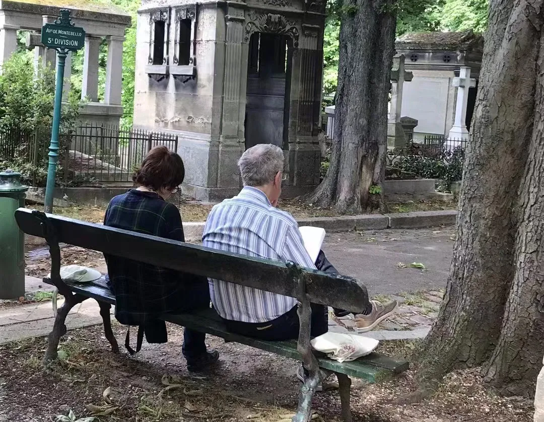 老人在墓园长椅上休憩·巴黎人的日常生活空间