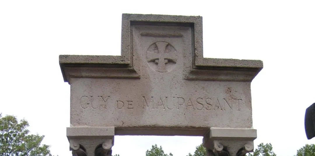 莫泊桑墓·Guy de Maupassant的朴素石碑