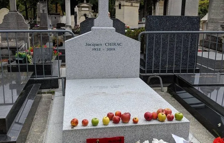 希拉克墓·白色大理石上摆满了苹果