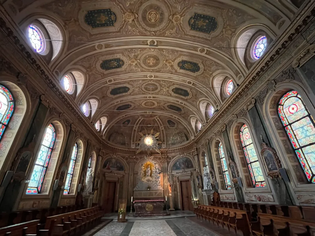 美得让人窒息的祈祷堂内景