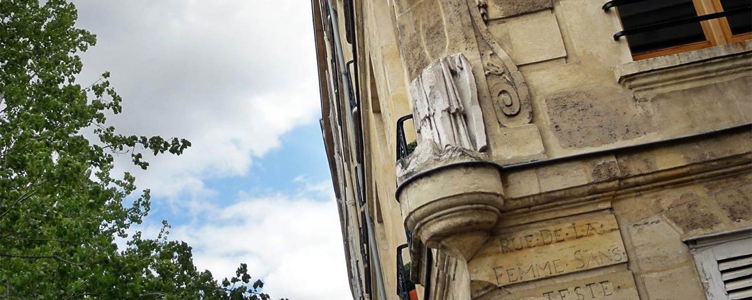 无头女人街角雕像