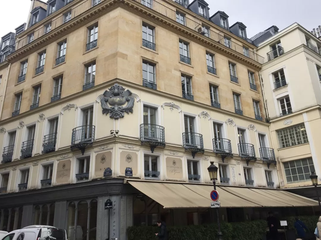 鹰徽建筑外立面